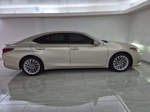 Lexus ES 300h SE - Image 11