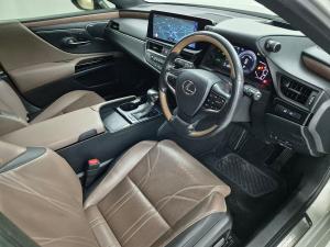 Lexus ES 300h SE - Image 12
