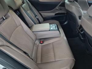 Lexus ES 300h SE - Image 13