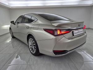 Lexus ES 300h SE - Image 2