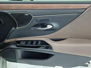 Lexus ES 300h SE - Image 6