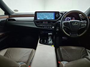 Lexus ES 300h SE - Image 7