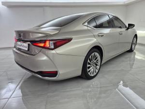 Lexus ES 300h SE - Image 8