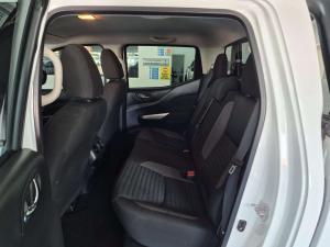 Nissan Navara 2.5DDTI LE/LE Plus 4X4 automatic D/C - Image 13