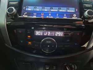 Nissan Navara 2.5DDTI LE/LE Plus 4X4 automatic D/C - Image 17