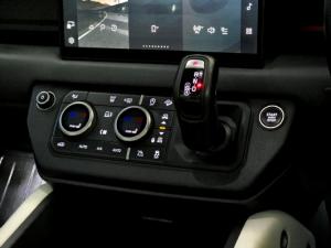 Land Rover Defender 110 D350 X-Dynamic HSE - Image 19