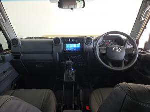 Toyota Land Cruiser 76 2.8GD-6 station wagon VX - Image 6