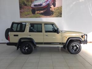 Toyota Land Cruiser 76 2.8GD-6 station wagon VX - Image 3