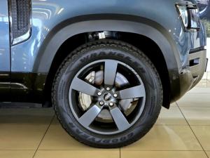 Land Rover Defender 110 D300 X-Dynamic HSE - Image 5