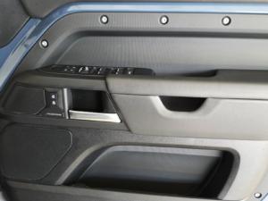Land Rover Defender 110 D350 X-Dynamic HSE - Image 29