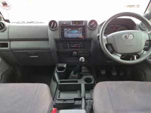 Toyota Land Cruiser 76 4.5D-4D V8 station wagon LX - Image 6