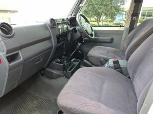 Toyota Land Cruiser 76 4.5D-4D V8 station wagon LX - Image 7