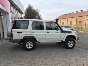Toyota Land Cruiser 76 4.5D-4D V8 station wagon LX - Image 3