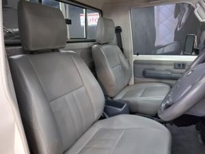 Toyota Land Cruiser 79 4.5D-4D LX V8 single cab - Image 9