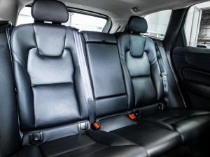 Volvo XC60 B5 AWD Plus Dark - Image 17