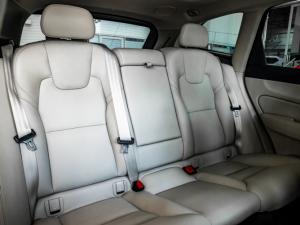 Volvo XC60 B5 AWD Plus Dark - Image 13