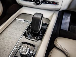 Volvo XC60 B5 AWD Plus Dark - Image 16