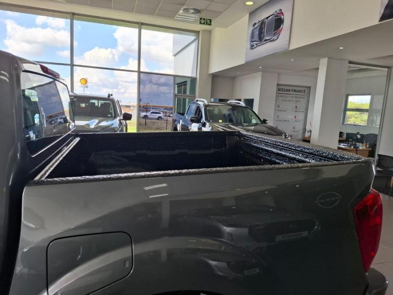 Nissan Navara Navara 2.5DDTi double cab SE Plus auto