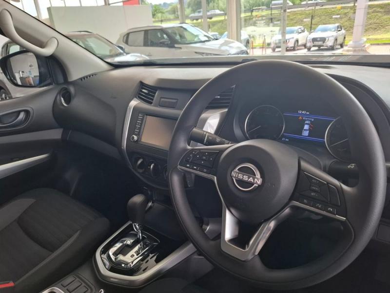 Nissan Navara Navara 2.5DDTi double cab SE Plus auto