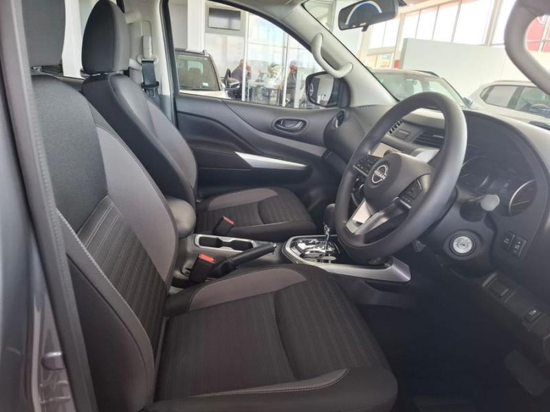 Nissan Navara Navara 2.5DDTi double cab SE Plus auto