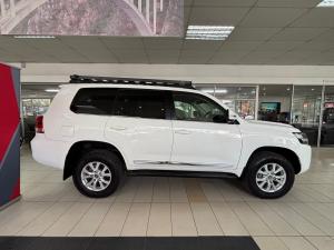 Toyota Land Cruiser 200 4.5D-4D V8 VX-R - Image 3