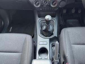 Toyota Hilux 2.4GD-6 double cab Raider manual - Image 12