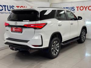 Toyota Fortuner 2.4GD-6 manual - Image 2