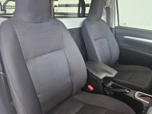 Toyota Hilux 2.8GD-6 4x4 Raider auto - Image 10