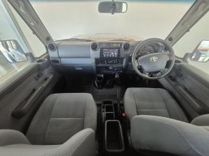 Toyota Land Cruiser 79 4.5D-4D LX V8 single cab - Image 6