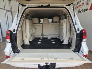 Toyota Land Cruiser 200 4.5D-4D V8 VX-R - Image 13