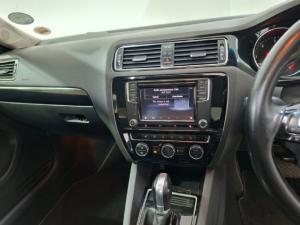 Volkswagen Jetta 2.0TDI Highline auto - Image 7