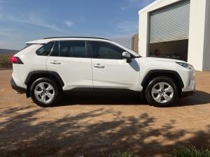 Toyota RAV4 2.0 GX auto - Image 3