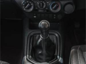 Toyota Hilux 2.4GD-6 double cab Raider manual - Image 9