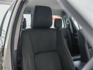 Toyota Hilux 2.4GD-6 double cab Raider manual - Image 11