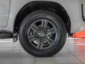 Toyota Hilux 2.4GD-6 double cab Raider manual - Image 13