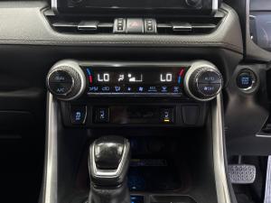 Toyota RAV4 2.0 VX - Image 14