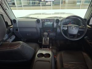 Toyota Land Cruiser 79 2.8GD-6 double cab auto - Image 6