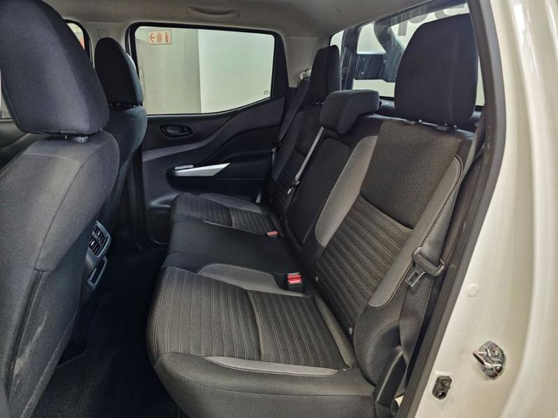 Nissan Navara Navara 2.5DDTi double cab SE Plus auto
