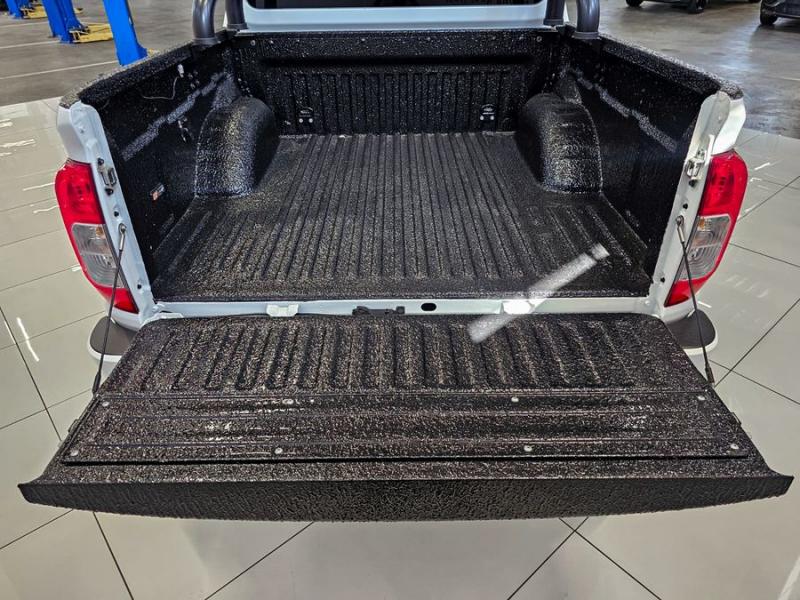 Nissan Navara Navara 2.5DDTi double cab SE Plus auto