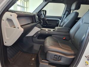 Land Rover Defender 110 D350 X-Dynamic HSE - Image 29