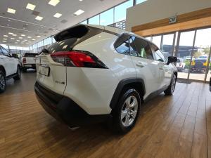 Toyota RAV4 2.0 GX auto - Image 2