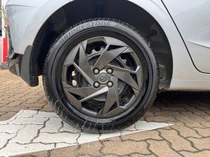 Hyundai i20 1.2 Premium - Image 18