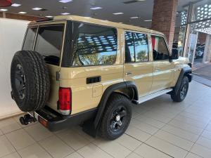 Toyota Land Cruiser 76 2.8GD-6 station wagon LX manual - Image 2