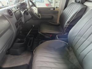 Toyota Land Cruiser 79 4.5D-4D LX V8 single cab - Image 14