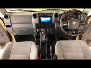 Toyota Land Cruiser 79 2.8GD-6 double cab auto - Image 6