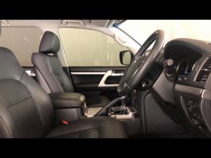 Toyota Land Cruiser 200 4.5D-4D V8 VX-R - Image 10
