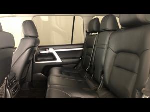 Toyota Land Cruiser 200 4.5D-4D V8 VX-R - Image 11