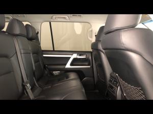 Toyota Land Cruiser 200 4.5D-4D V8 VX-R - Image 12