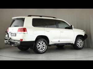 Toyota Land Cruiser 200 4.5D-4D V8 VX-R - Image 2