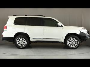 Toyota Land Cruiser 200 4.5D-4D V8 VX-R - Image 3